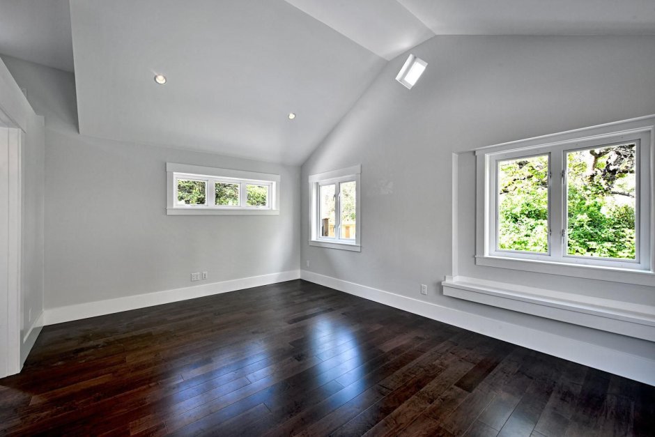 Светлые стены и потолок