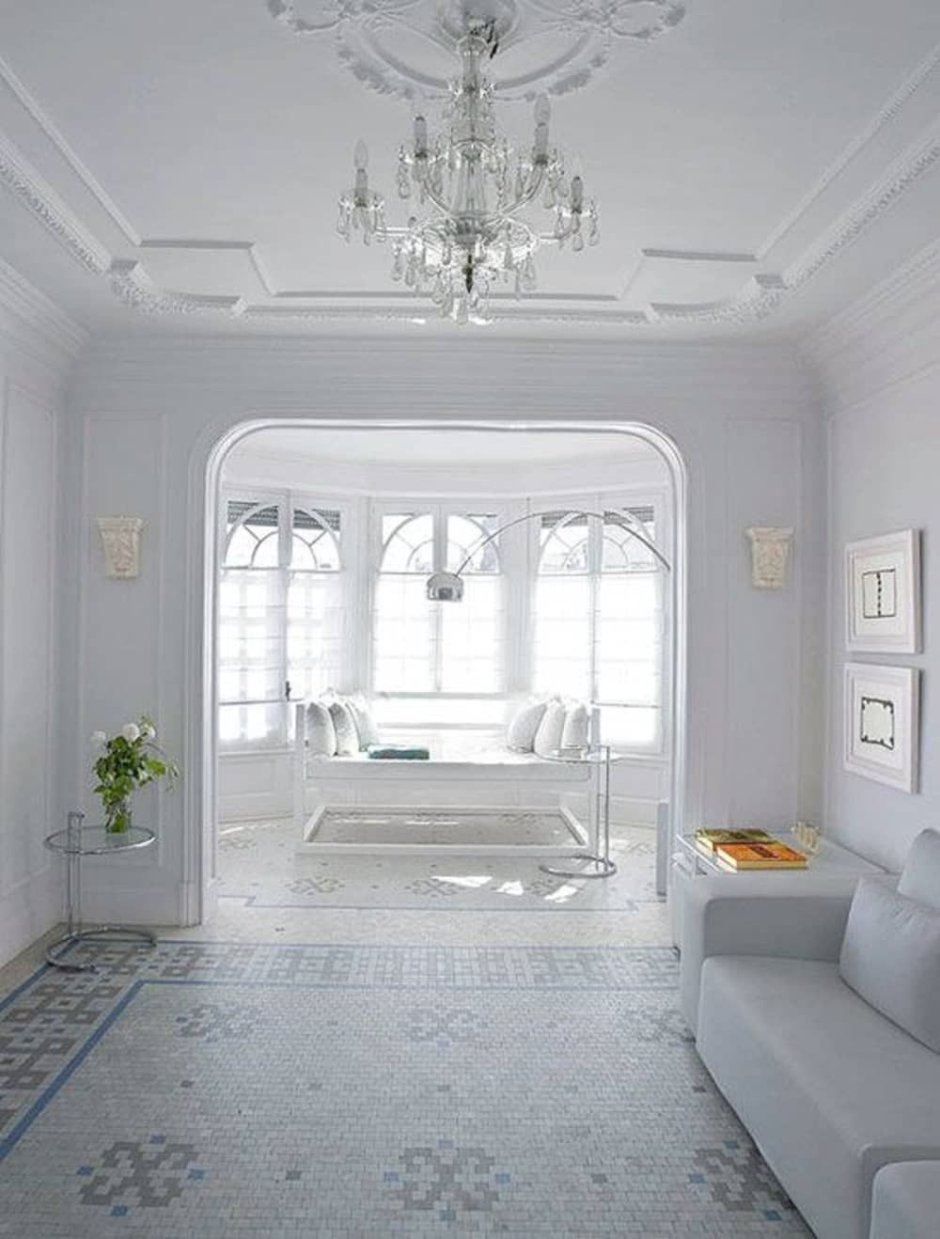 Комната с лепниной