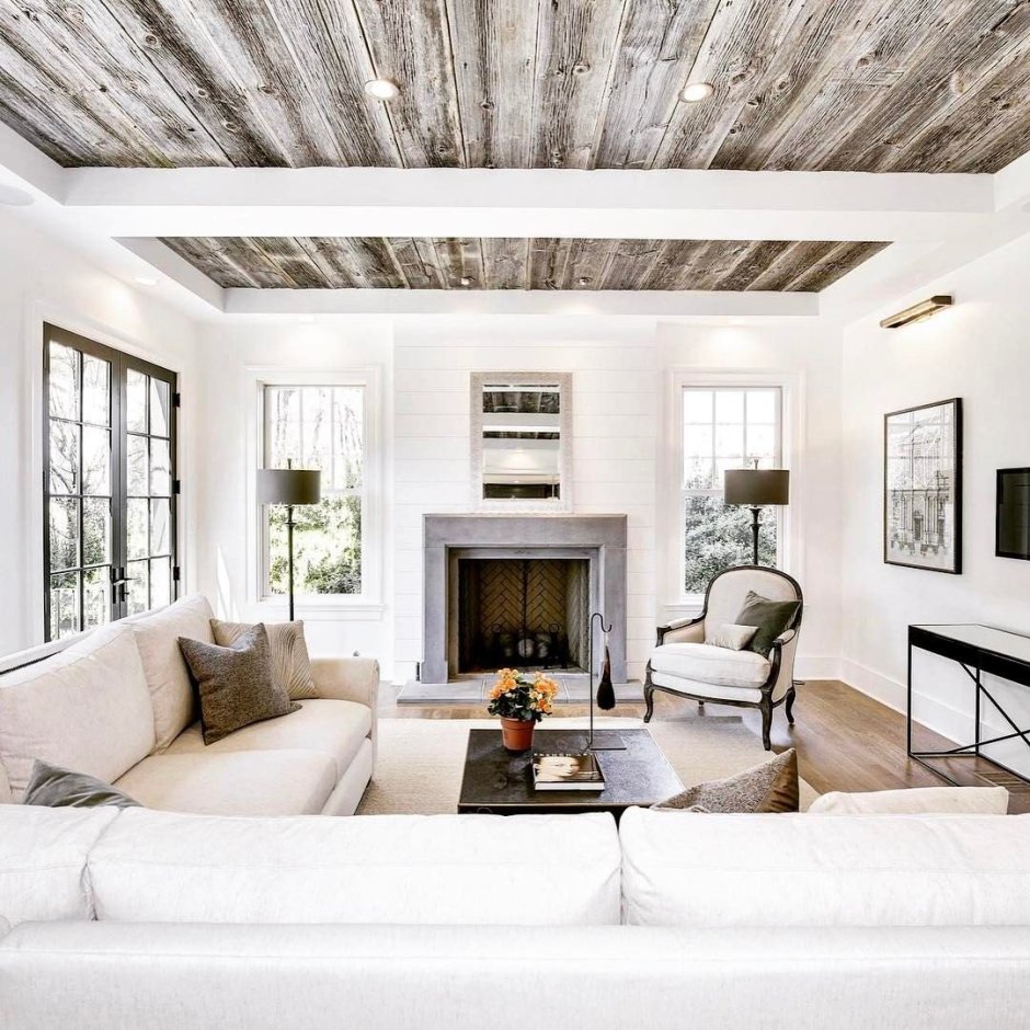 Белый деревянный потолок