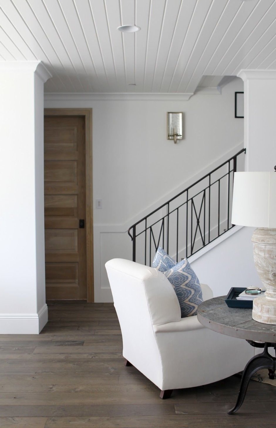 Белая вагонка на потолке