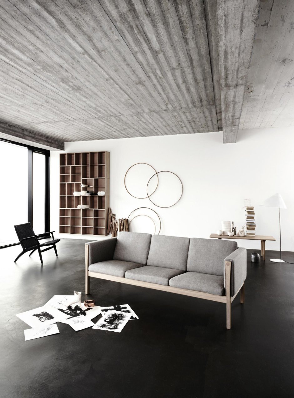 Темный бетонный потолок