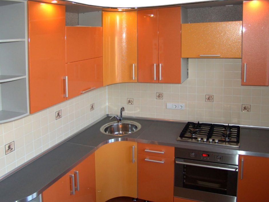 Маленькая оранжевая угловая кухня