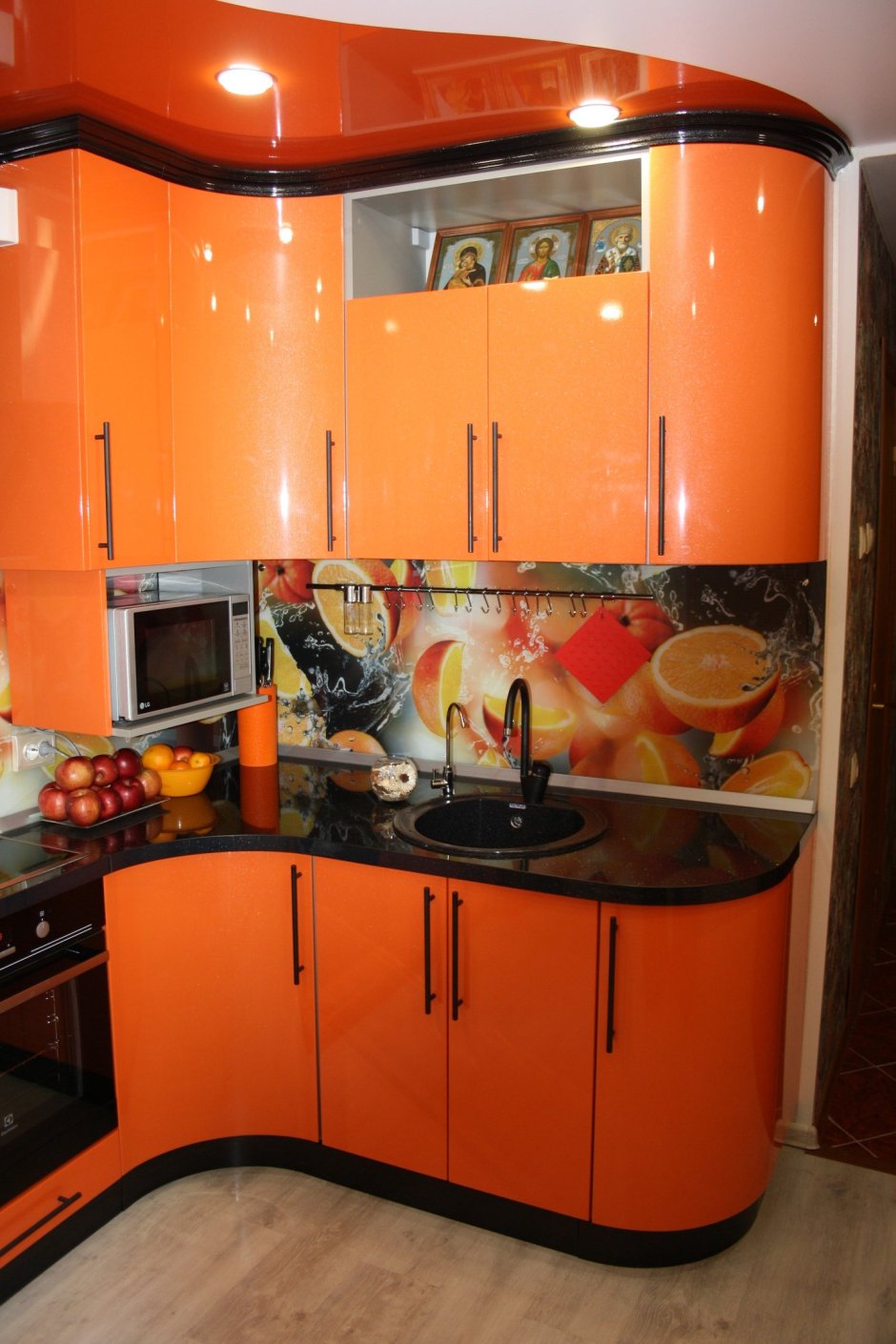 Угловая кухня оранжевого цвета