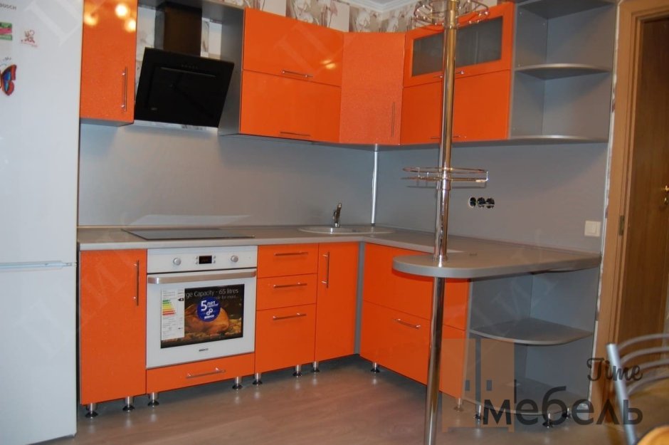 Оранжевая кухня с барной стойкой