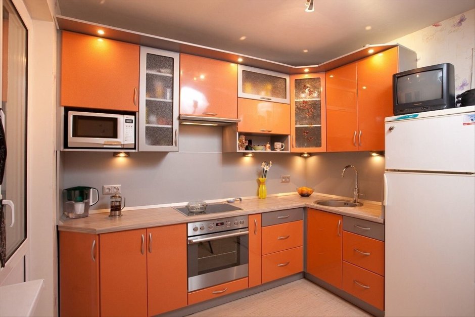 Угловая кухня оранжевого цвета