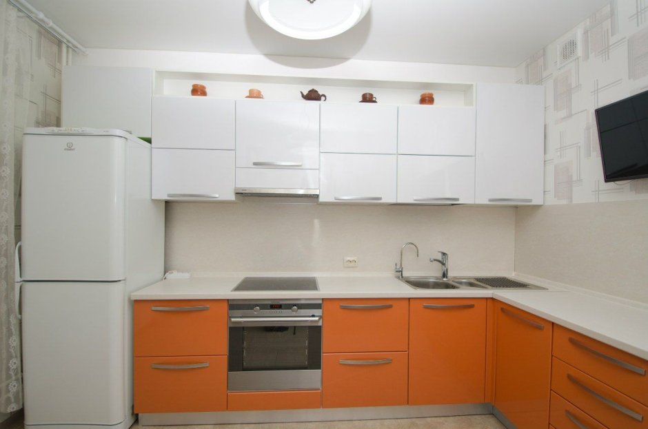 Кухня оранжевая с белым