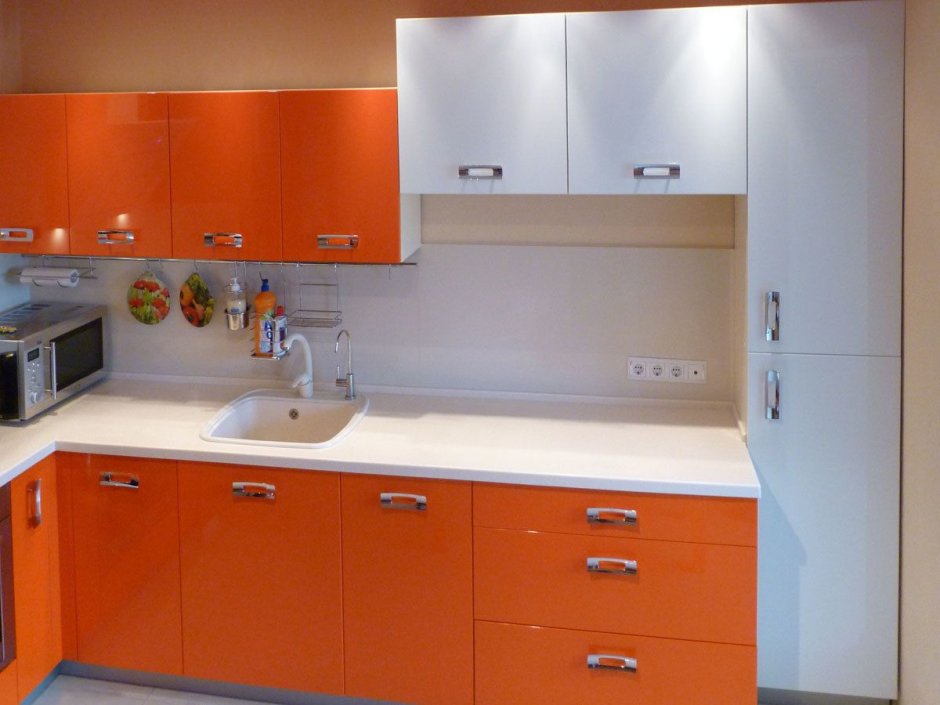 Кухня оранжевая с белым