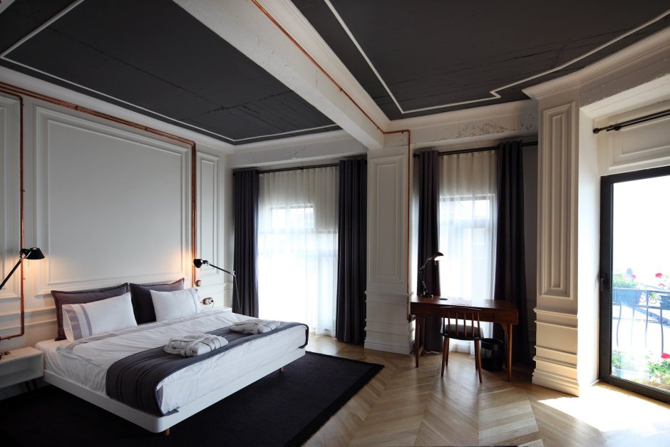 Черный потолок светлые стены