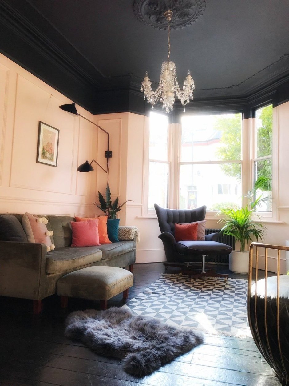 Темный потолок