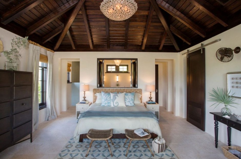 Коричневый деревянный потолок в интерьере