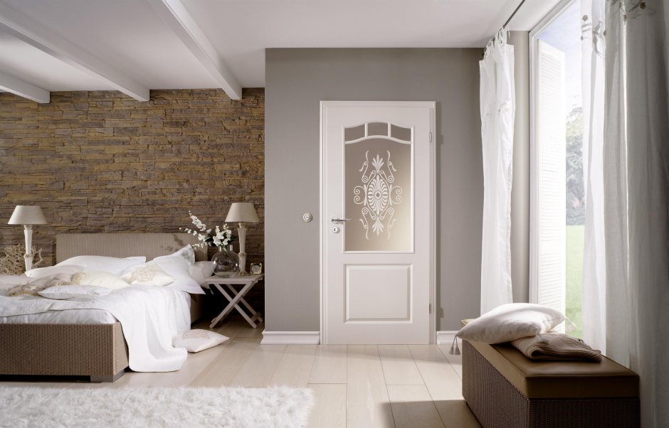 Бежевые двери в современном интерьере