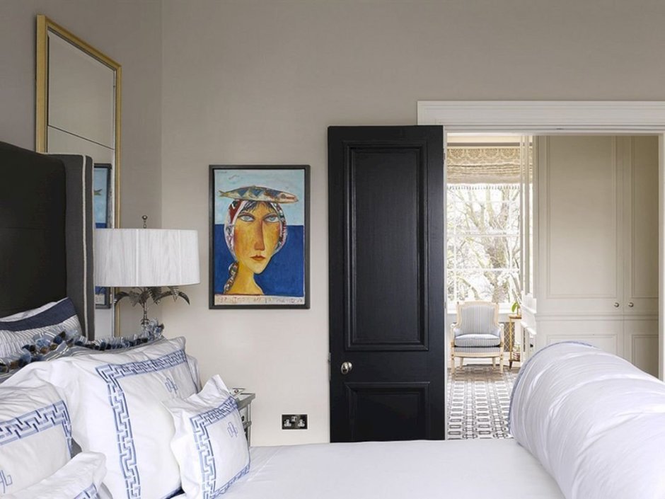 Интерьер спальни с дверью