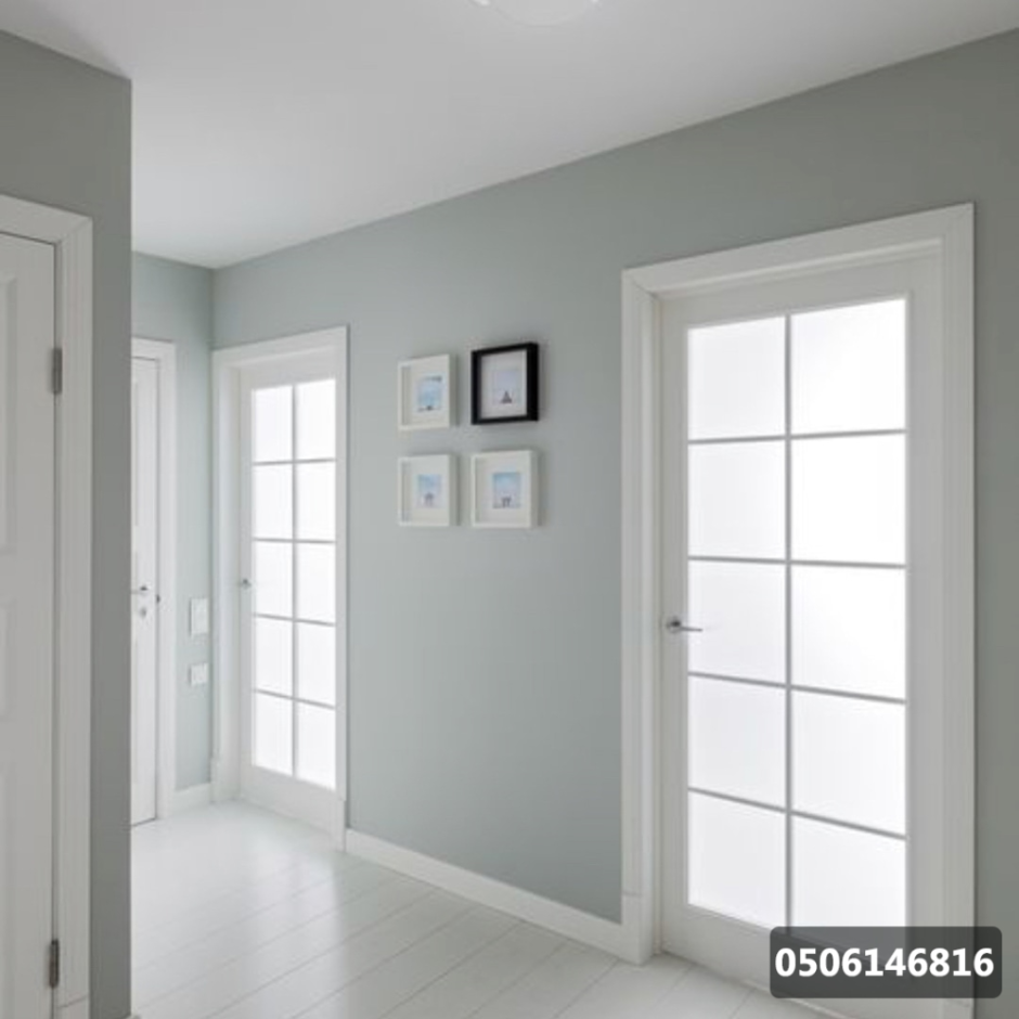 Серые двери в Светлом интерьере