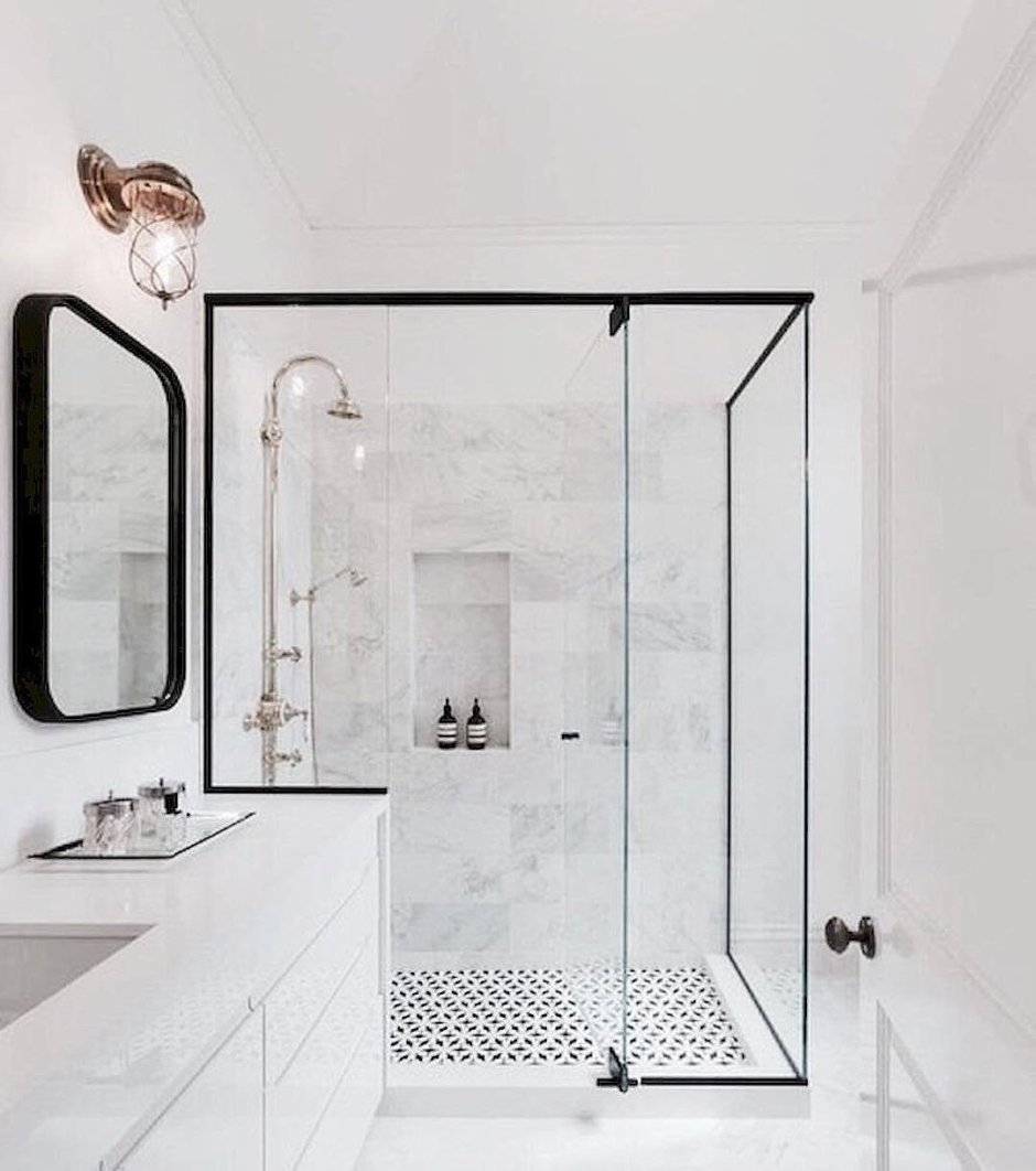 Белая ванная комната с душем