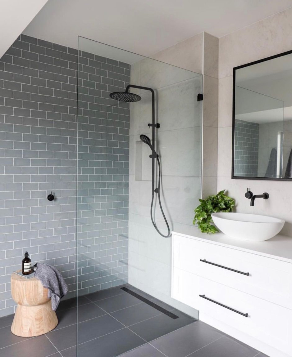 Белая душевая комната