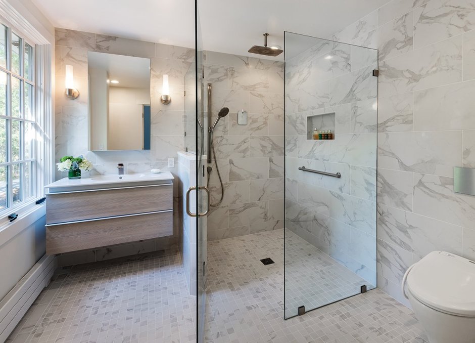 Душевая комната с перегородкой стеной