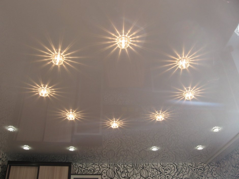 Расположение светильников на натяжном потолке