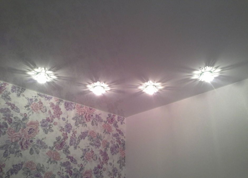 Натяжные потолки одноуровневые с точечными светильниками