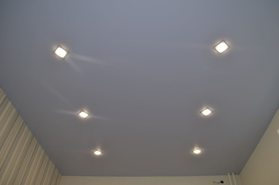 Расположение лампочек на натяжном потолке