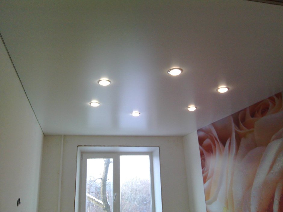 Расположение светильников на натяжном потолке