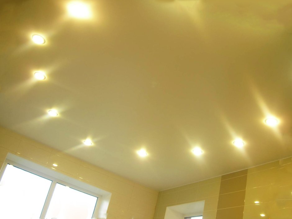 Потолок с точечными светильниками полукругом