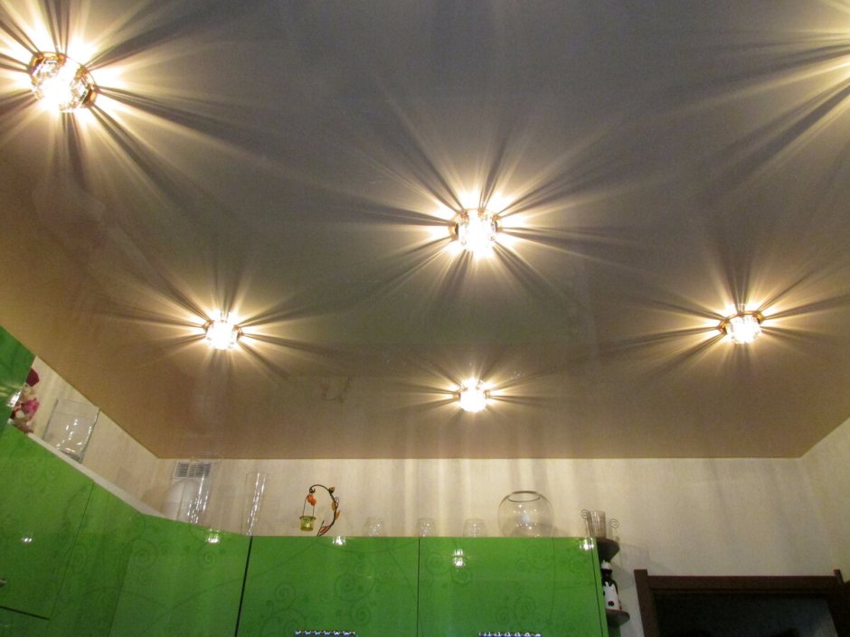 Расположение лампочек на натяжном потолке