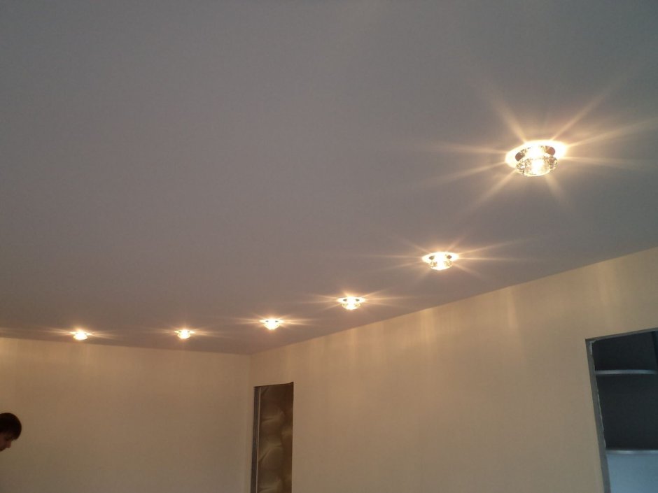 Одноуровневый натяжной потолок в зале