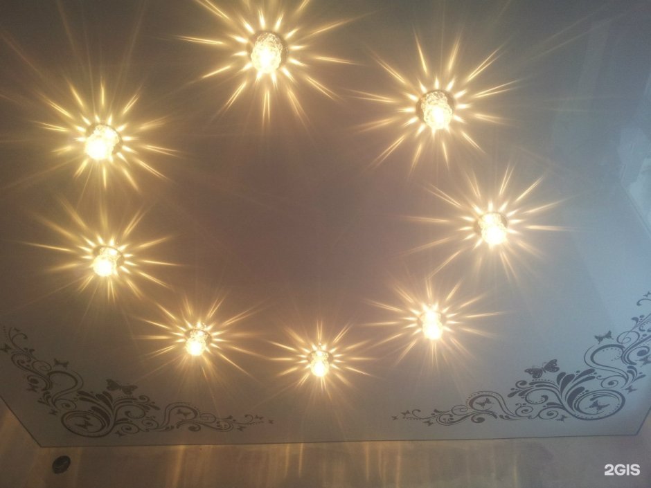 Расположить светильники на натяжном потолке