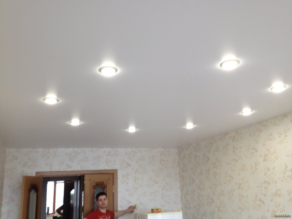 Размещение светильников на натяжном потолке в гостиной