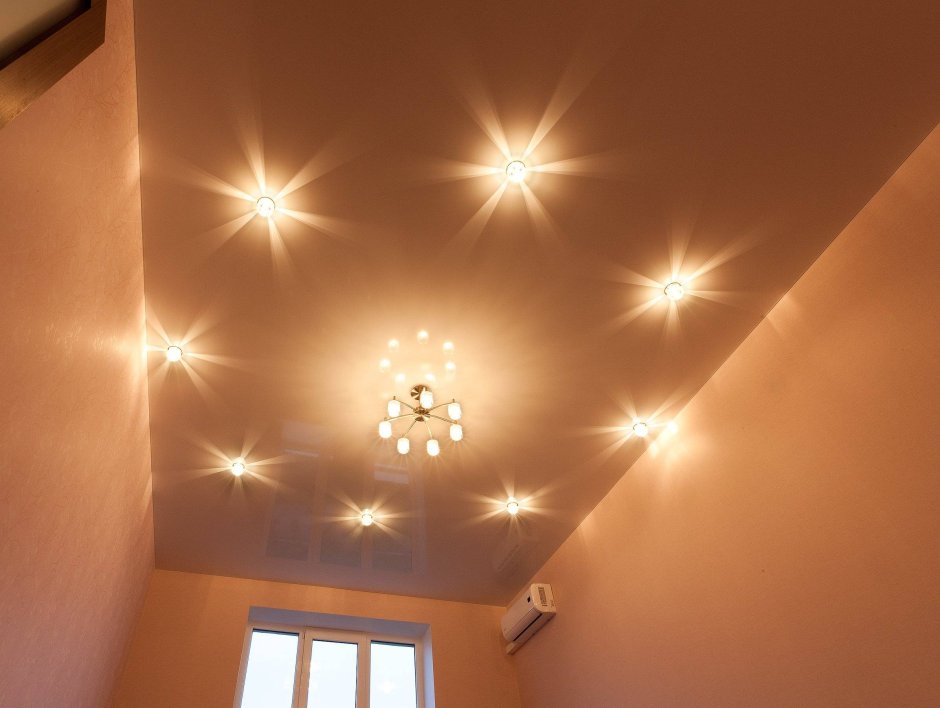 Красивое расположение точечных светильников на потолке