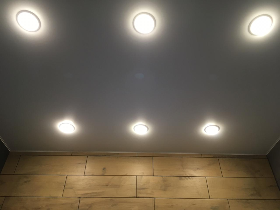 6 Светильников на натяжном потолке