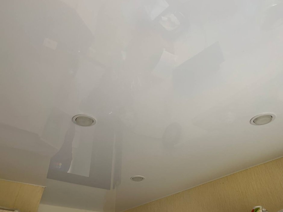 Расположение лампочек на натяжном потолке на кухне