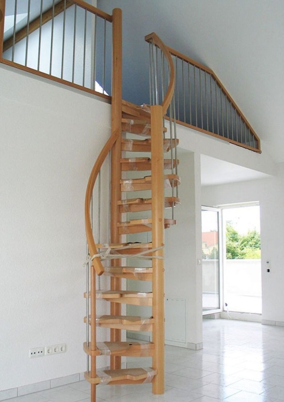 Винтовая лестница на антресольный этаж