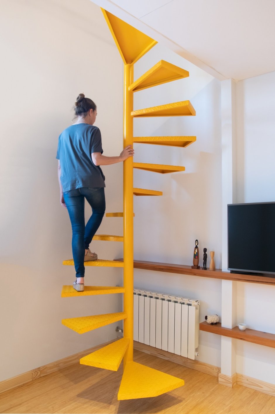 Компактная лестница на второй этаж