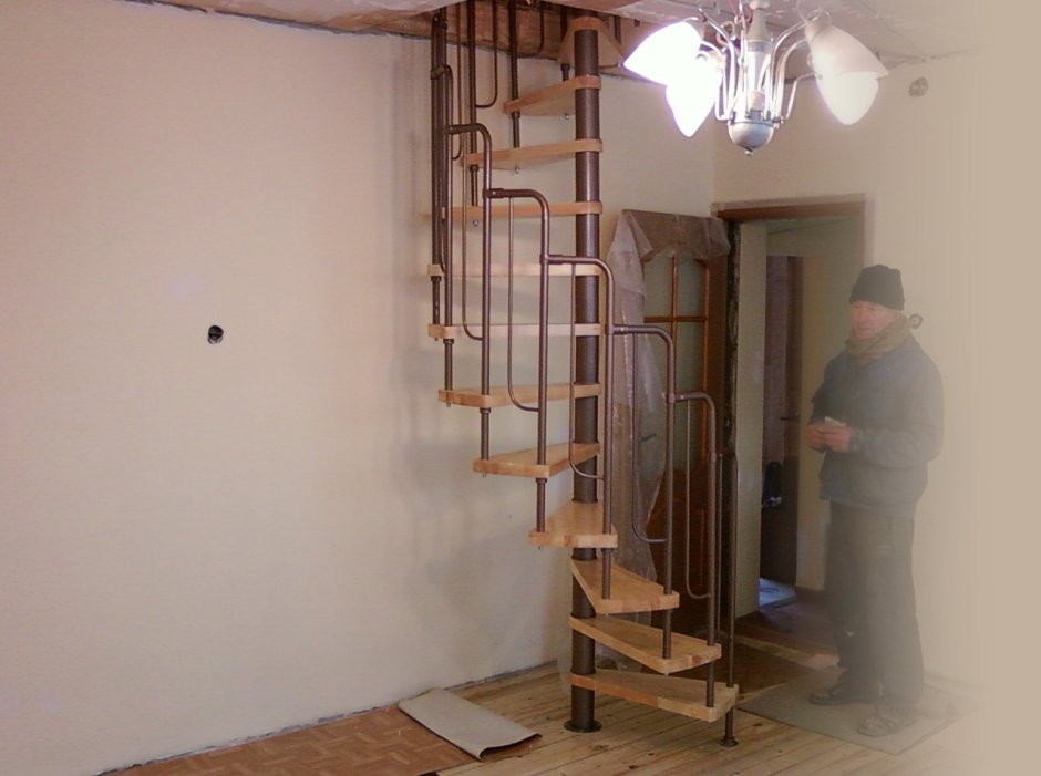 Винтовая лестница в маленький проем