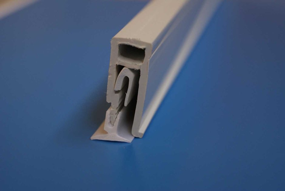 Алюминиевый профиль для натяжных потолков гарпун