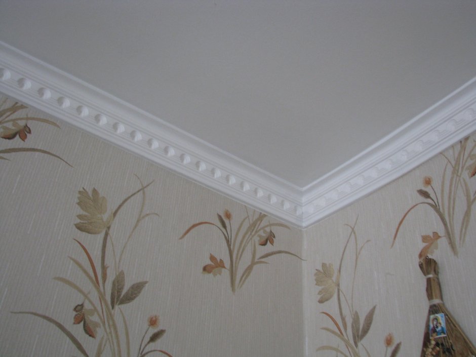 Плинтус потолочный