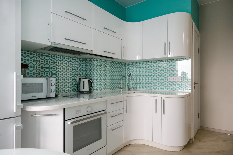 Белая кухня с мятным фартуком