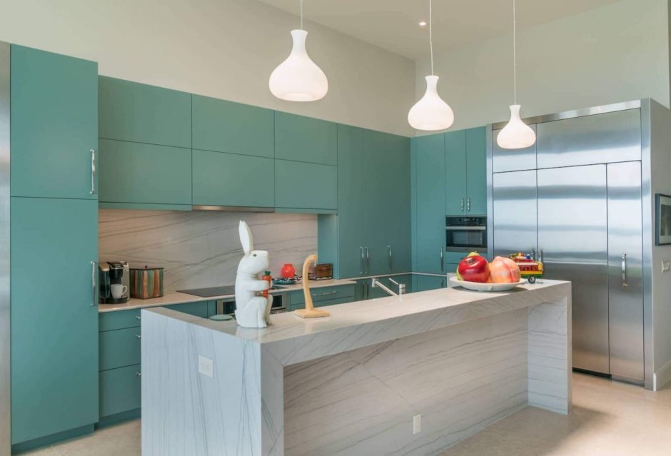Бирюзовая кухня с деревянной столешницей