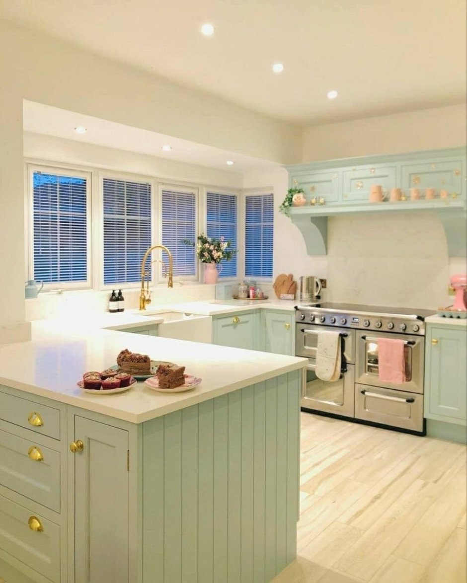 Кухня нежная мята