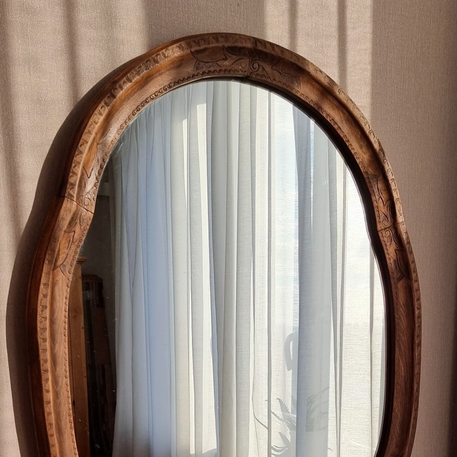 Старинное овальное зеркало