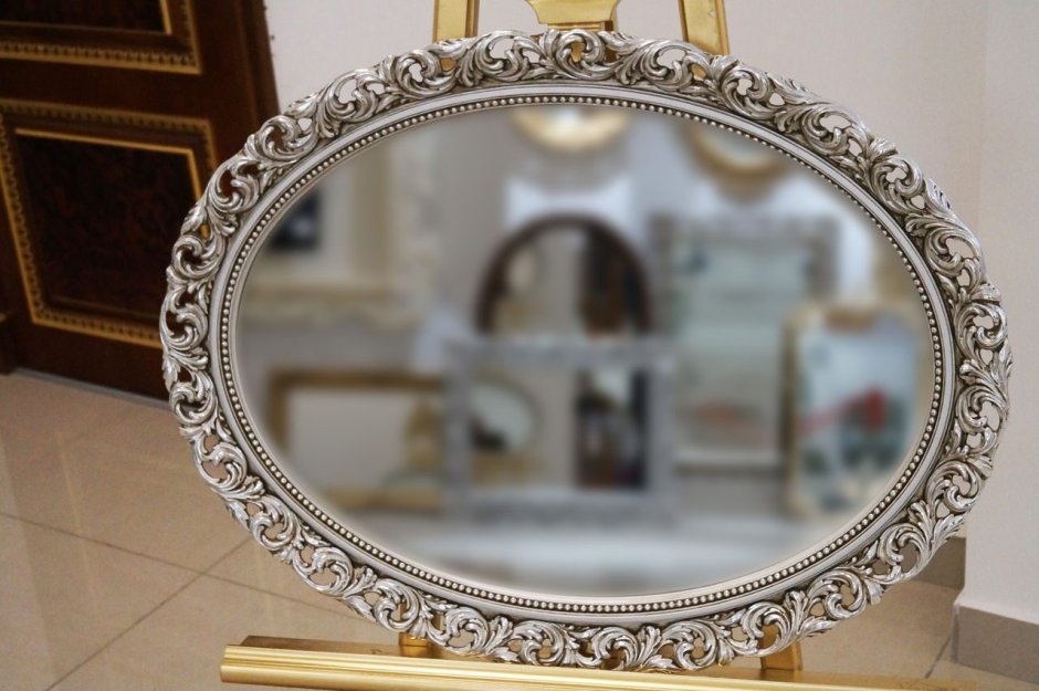 Круглое зеркало в багете