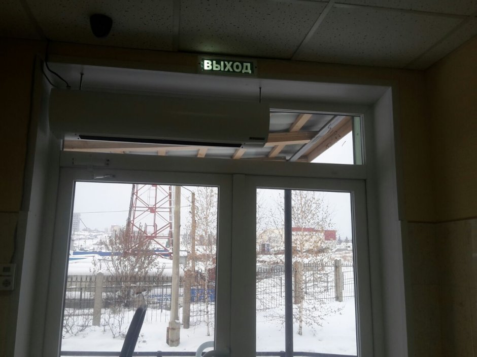 Тепловая завеса над дверью