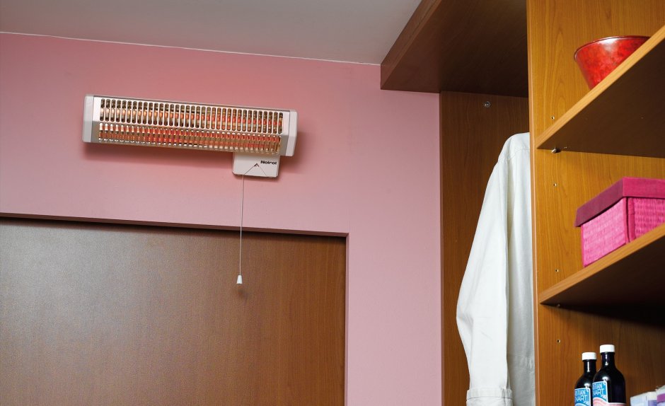 Инфракрасный обогреватель над дверью