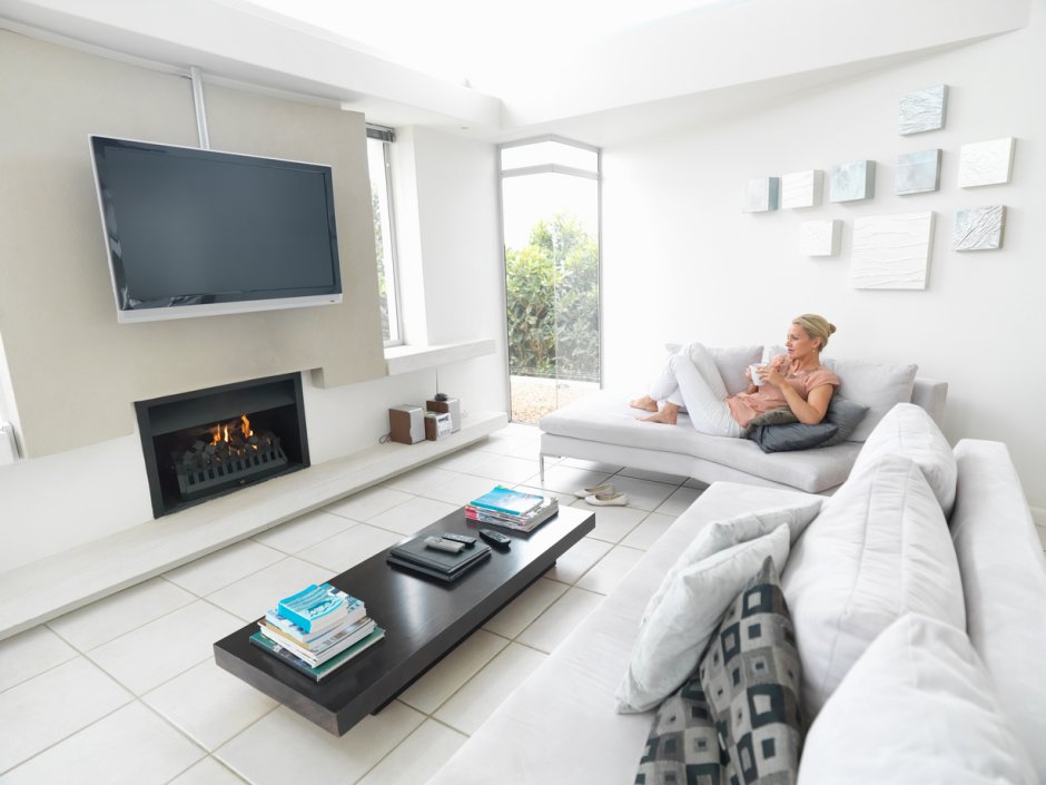 Диван напротив телевизора