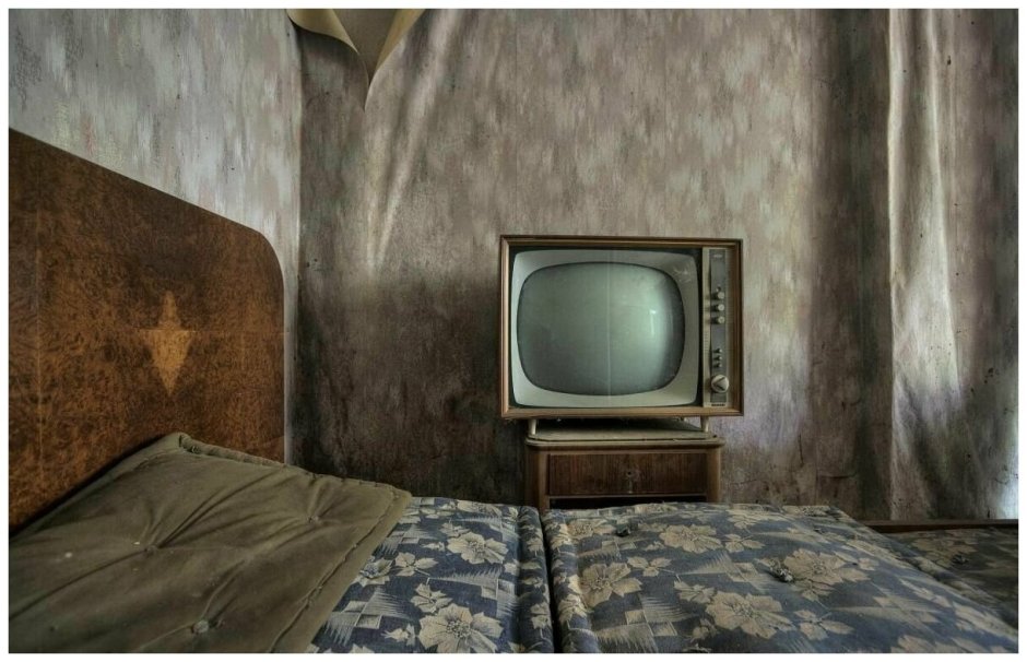 Старый телевизор в комнате