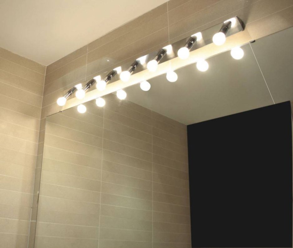 Светильник сбоку зеркала в ванной