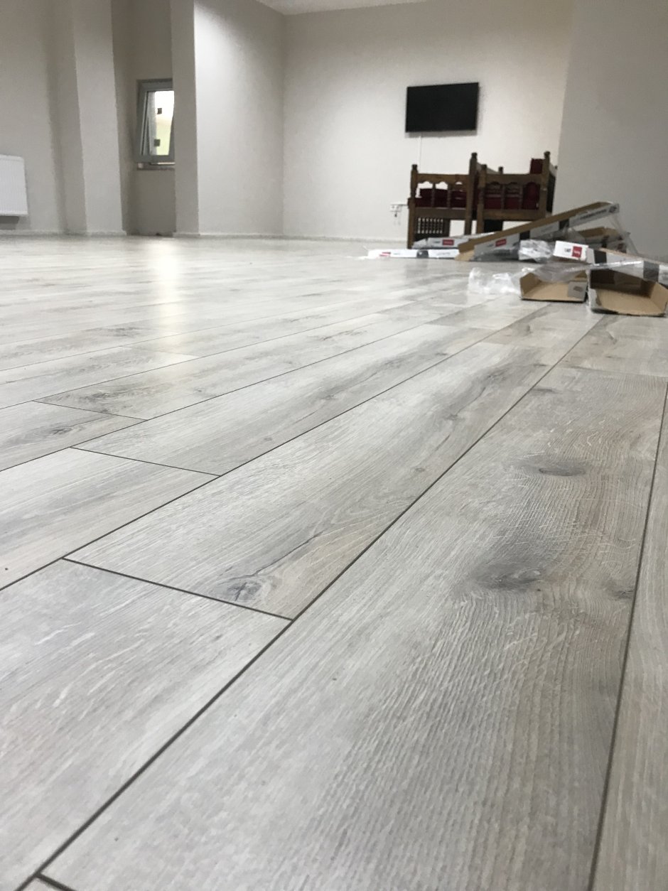 Ламинат серый под дерево