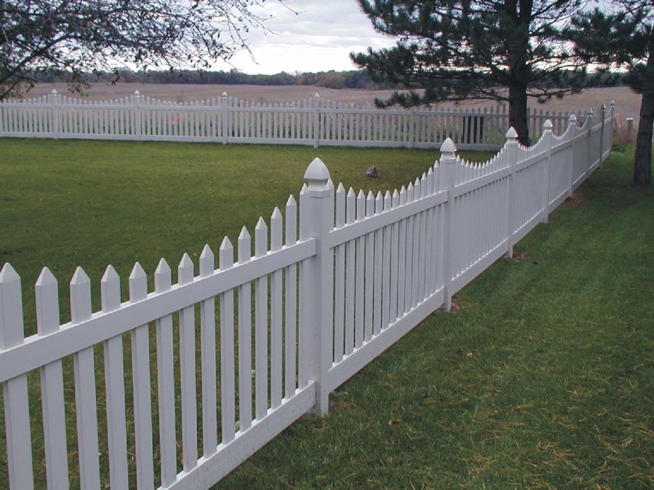 Невысокий деревянный забор