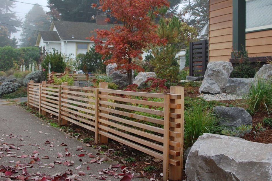 Деревянный забор в саду